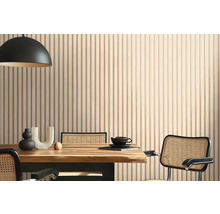 Matsal med träbord, stolar och väggpaneler