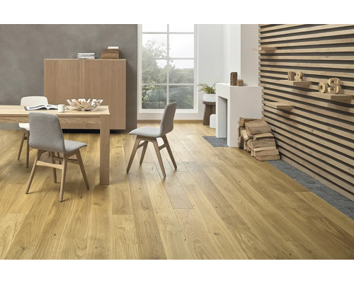 Vardagsrum med trägolv, matbord och stolar.