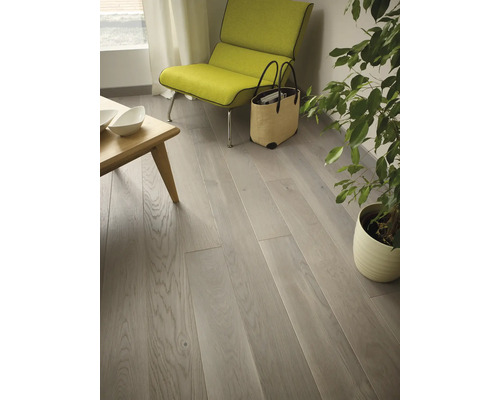 Interiörscen med trägolv, stol och krukväxt