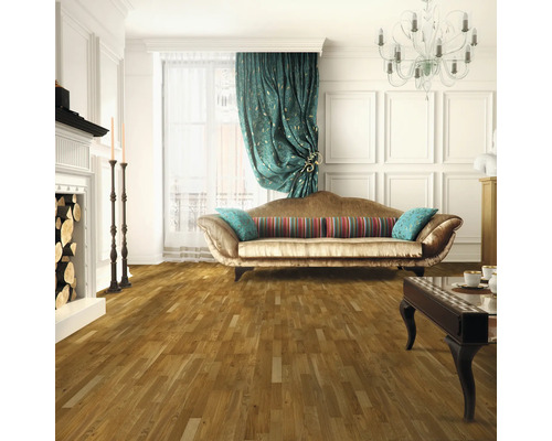 Vardagsrum med parkettgolv, soffa, gardiner, öppen spis och soffbord