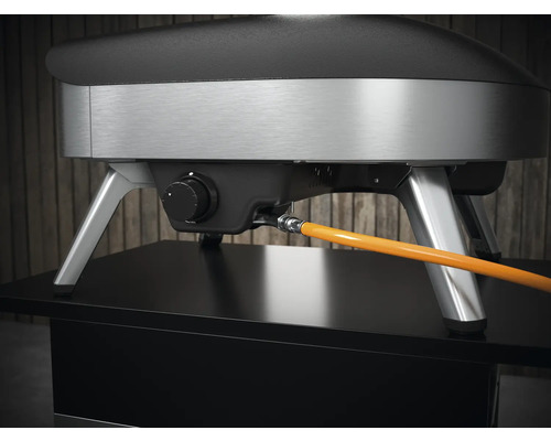 Detaljvy av en pizzaugn med gasanslutning på ett bord