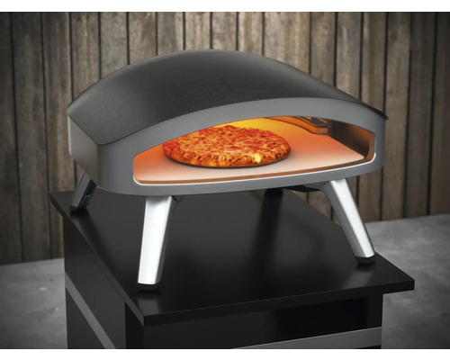 Pizzaugn med pizza inuti på ett bord