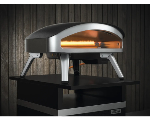 Tenneker gaseldad pizza på ett bord