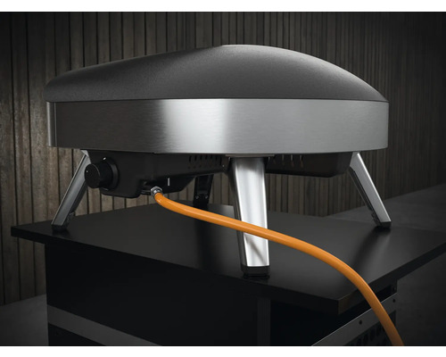 Gaseldad pizzaugn med gasolanslutning på ett bord