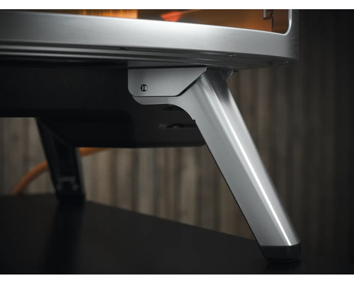 Detaljvy av en pizzaugn med silverfärgade metallben