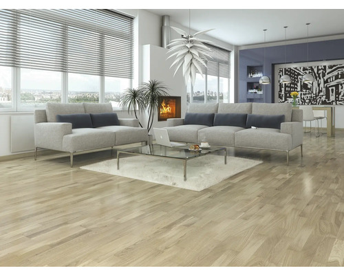 Ljust vardagsrum med två grå soffor, soffbord och trägolv