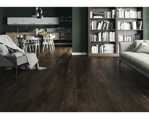 Vardagsrum med mörkt trägolv, köksdel och bokhylla