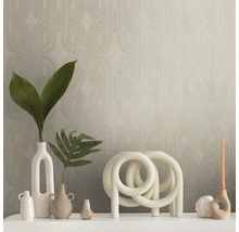 Dekorativt rum med mönstrad tapet och vaser