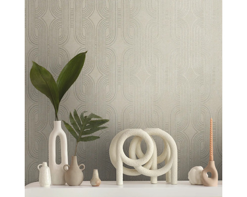 Dekorativt rum med mönstrad tapet och vaser