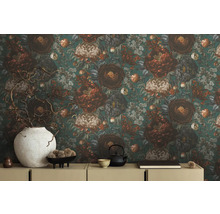 Dekorativt vardagsrum med blommig tapet och sidobord