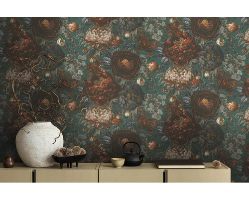 Dekorativt vardagsrum med blommig tapet och sidobord