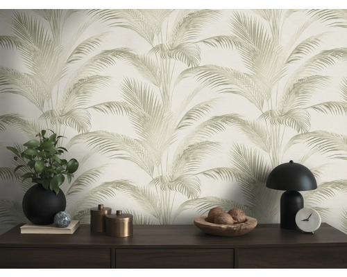 Interiör med en vägg med palmbladsmotiv, en skänk och dekorativa element