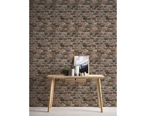 Väggdekoration med tapet i tegelstenslook och ljus träbord