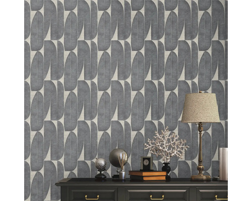 Grå tapet med abstrakt geometriskt mönster bakom en byrå