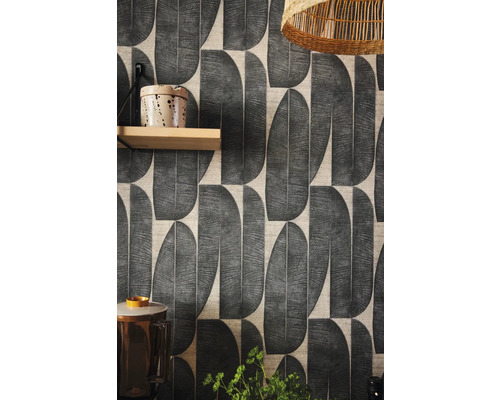 Dekorativ tapet med abstrakt bladdesign i ett rum.