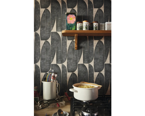 Köksscen med tapet, hylla, kryddor och köksredskap