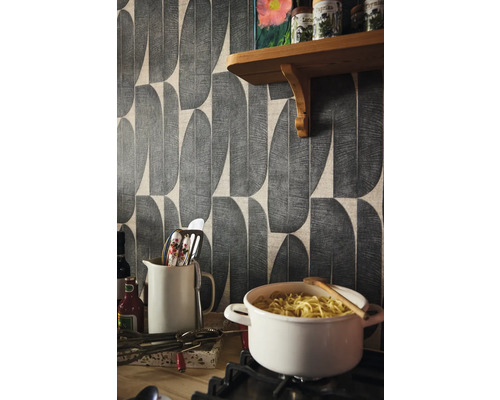 Köksscen med mönstrad tapet, hylla och köksredskap