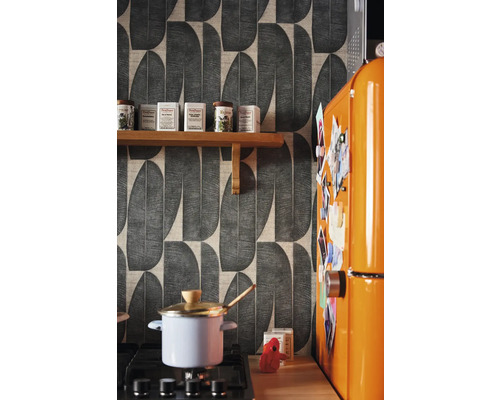 Köksscen med tapet i retrostil, kryddhylla, kastrull på spisen och ett färgat kylskåp.
