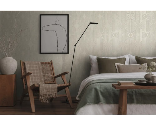 Sovrum med mönstrad tapet, fåtölj och säng