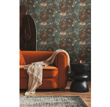 Vardagsrum med blommig tapet, orange soffa och svart sidobord