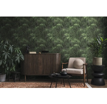 Vardagsrum med mörka möbler, fåtölj, krukväxter och tapet med palmblad