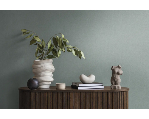 Dekorativ interiör med vas, skulpturer och böcker på ett träskåp