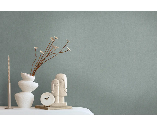 Ljus textil tapet med dekorativa element på ett bord