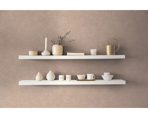 Två vita hyllor med dekorativa föremål på väggen