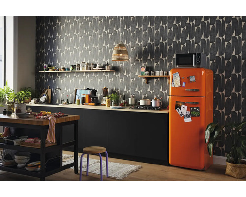 Ljust kök med tapet, köksö, skänk och orange kylskåp