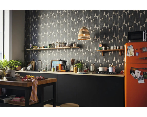 Ljust kök med mönstrad tapet, köksö och orange kylskåp