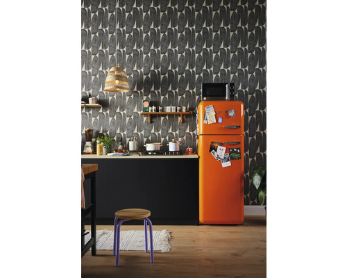 Köksscen med en svart köksdel, ett orange kylskåp och en mönstrad tapet.