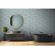 Badrum med tapet med fiskmönster, spegel, tvättställ och badkar