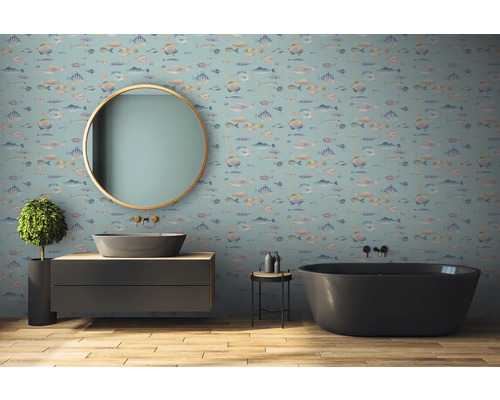 Badrum med tapet med fiskmönster, spegel, tvättställ och badkar
