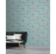 Vardagsrum med soffa och tapet med fiskmönster