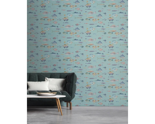 Vardagsrum med soffa och tapet med fiskmönster