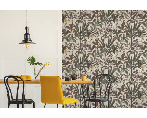 Matsal med matbord, stolar och tapet med växtmönster