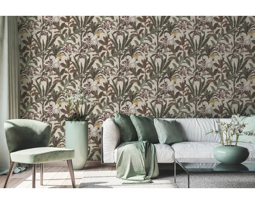 Ljust vardagsrum med mönstrad tapet, soffa, fåtölj och dekoration