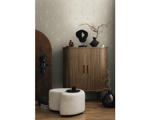 Interiörscen med beige tapet, träskåp, skulpturer och sittpuff