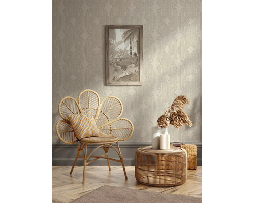 Vardagsrum med rottingmöbler, en tavla och en mönstrad tapet