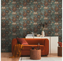 Ett vardagsrum med en blommig tapet, en soffa, ett sidobord och en byrå.