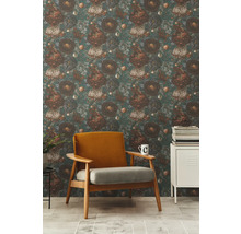 Interiörvy med blommig tapet, fåtölj och sidobord