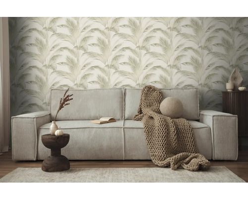 Vardagsrum med soffa, sidobord och palmbladmönstrad tapet för en mysig atmosfär