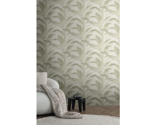 Vardagsrum med tapet med palmmönster, fåtölj och sidobord