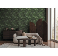 Vardagsrum med soffa, bord, byrå och tapet med växtmönster