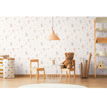 Barnrum med tapet med varmluftsballongmönster, bord, stolar och leksaker