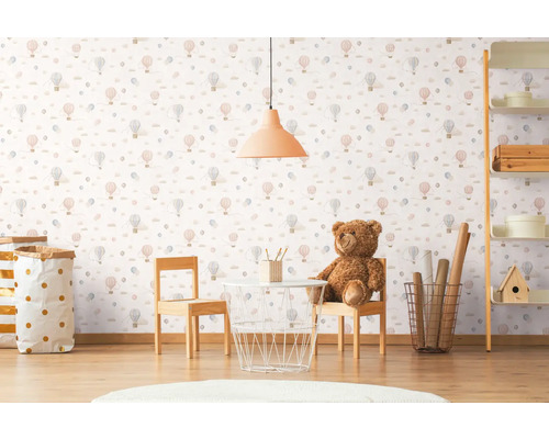 Barnrum med tapet med varmluftsballongmönster, bord, stolar och leksaker