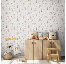 Barnrum med tapet med mönster av luftballonger och trämöbler