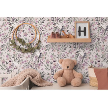 Dekorativt barnrum med blomstertapet, trähylla, teddybjörn och stickad filt