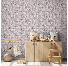 Barnrum med blommig tapet, träskåp och leksaker