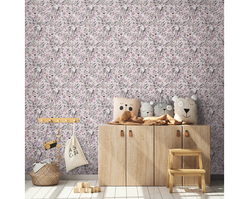 Barnrum med blommig tapet, träskåp och leksaker